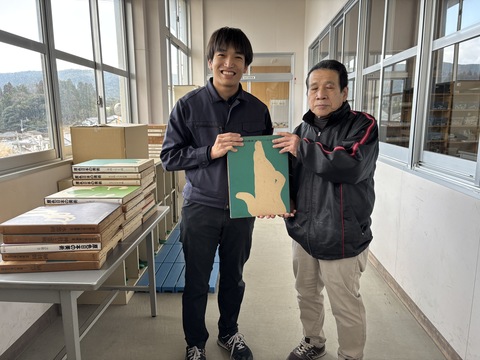 窪薗さんと辻先生（本の寄贈）